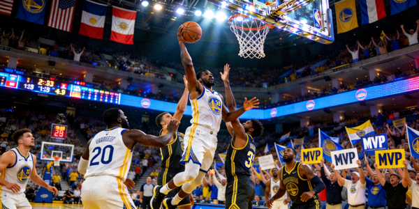 NBA总决赛中球星扣篮的精彩瞬间与赛场热烈气氛